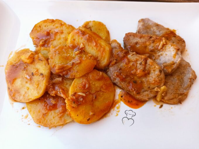 Patatas al ajillo pastor con solomillo