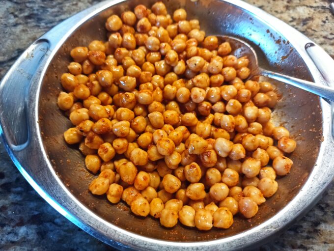 Pechugas en salsa con garbanzos salteados